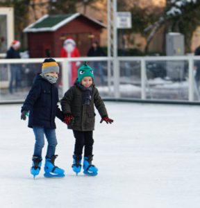 kinderschaatsen welke kinderschaatsen kopen twee jongens op kinderschaatsen