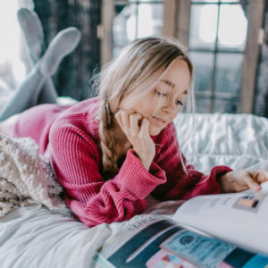 vrouw in bed moederdag tip geef rust cadeau